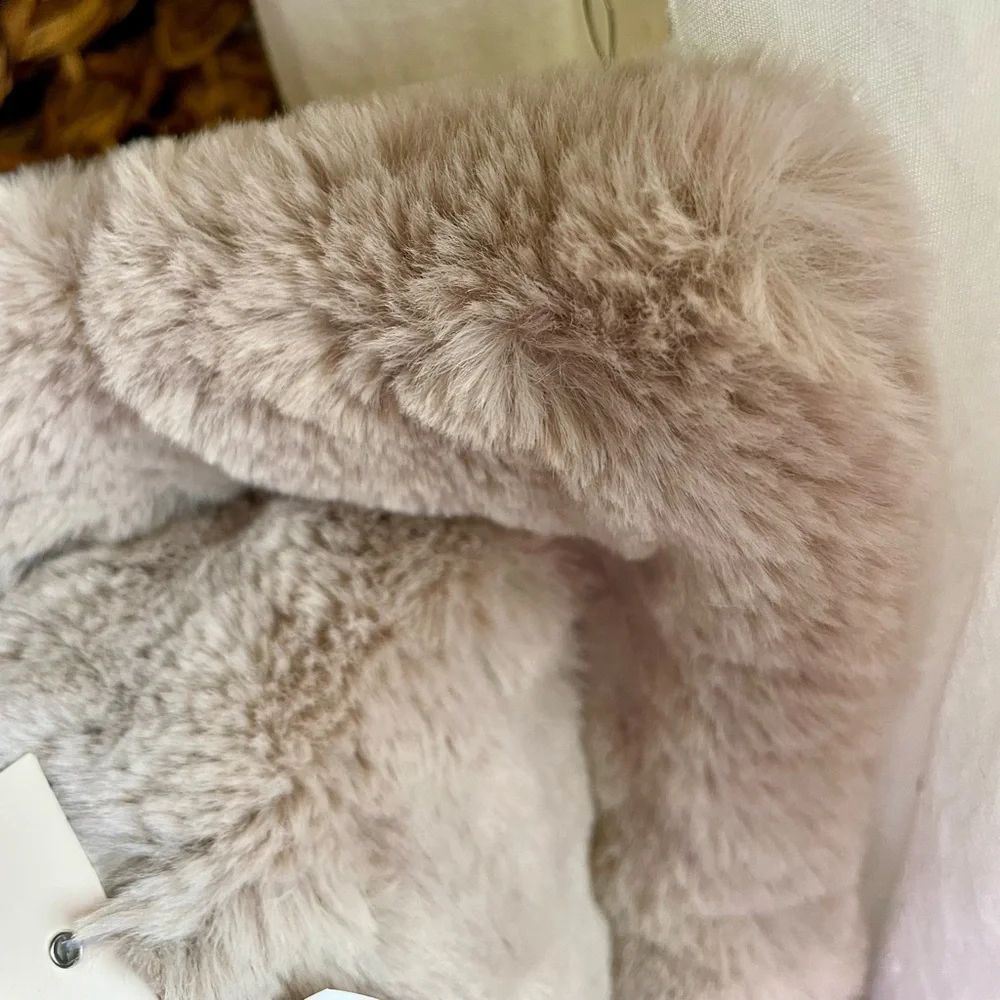 RACHEL ZOE Soft & Cozy Faux Fur Accent Pillow ! NWT! Cuddle up in coziness 😴 - Picture 9 of 14